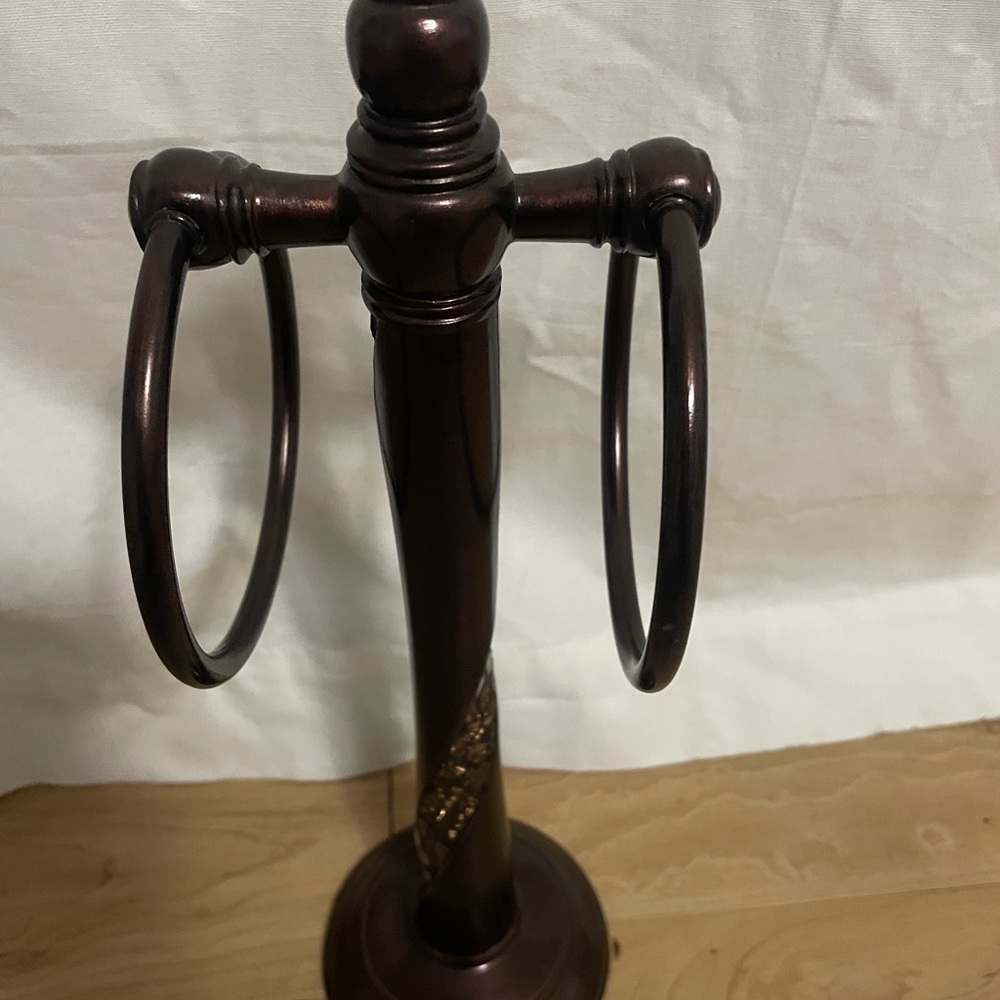 Bathroom towel holder